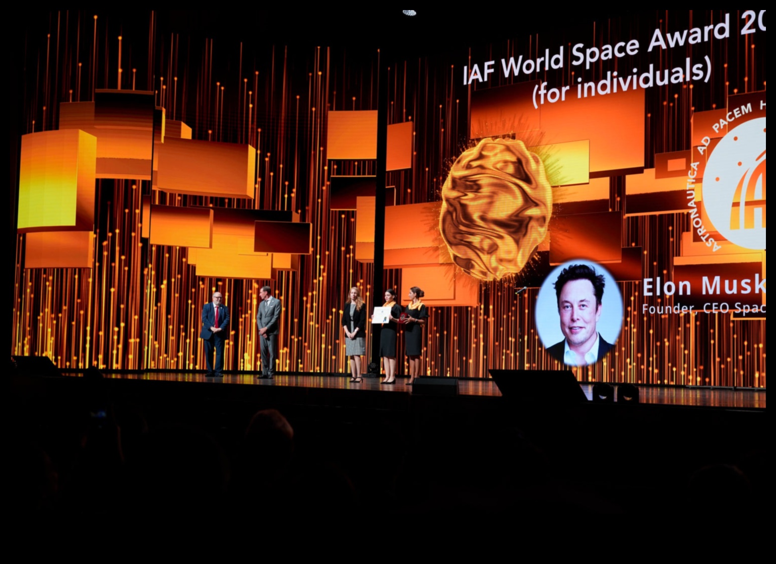 Astronautikas triumfi: sasniegumu svinēšana kosmosā